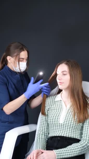 Docteur Trichologue Examine Les Cheveux Des Patientes Utilisant Trichoscope Clinique — Video