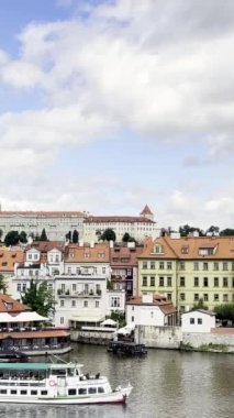 Çek Cumhuriyeti Prag 'daki Vltava Nehri' nin karşısındaki Eski Şehir mimarisinin manzarası. Video, Prag 'ın tarihi Eski Kasabası' nın özünü mükemmel bir şekilde aktarıyor. Dikey video