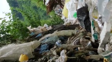 Çevre kirliliği ve felaket kavramını gösteren plastik atıklarla kirlenmiş ve kurumuş nehirler. Çöp dağları doğa için ekolojik bir felaketi sembolize eder. Dikey video