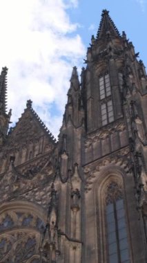 Prag St. Vitus Katedrali yazın. Güzel şehir Prag, Çek Cumhuriyeti. Dikey video.