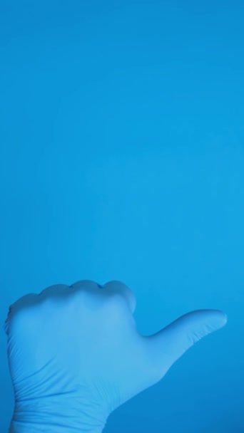 Ruka Modrých Rukavicích Ukazuje Palec Nahoru Izolované Modrém Pozadí Muž — Stock video