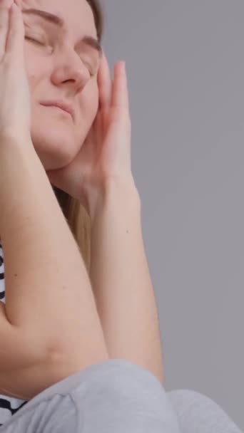 Cansada Jovem Mulher Tocando Testa Com Dor Cabeça Enxaqueca Depressão — Vídeo de Stock