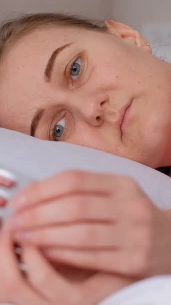 一个年轻女人得了月经痛 一个女人躺在沙发上 双手紧紧抓住肚子 肚子痛或经痛 — 图库视频影像