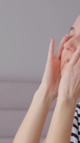 Dziewczyna Ból Głowy Wyraźnie Pokazuje Cierpi Chwyta Się Głowę Kobieta — Wideo stockowe
