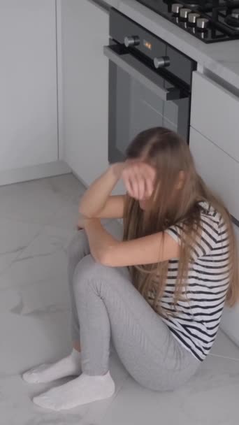 통증으로 고통받는 피곤한 그녀는 방에서 바닥에 앉아있다 생리주기입니다 비디오 — 비디오