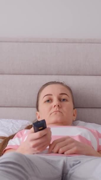 Unavená Žena Odpočívá Posteli Dívá Televizi Odpočiň Doma Svislé Video — Stock video