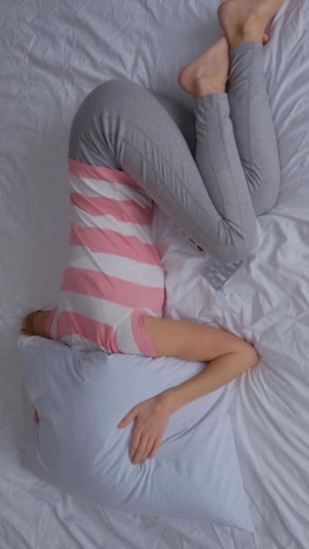 Młoda Kobieta Cierpi Bóle Menstruacyjne Kobieta Ściskająca Brzuch Rękami Cierpiąca — Wideo stockowe