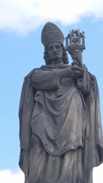 Posągi Chrześcijańskie Moście Karola Pradze Historyczna Część Miasta Pionowe Wideo — Wideo stockowe