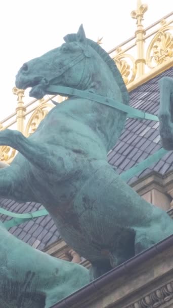 布拉格国家剧院青铜马像 捷克共和国 古老建筑的美丽细节 垂直录像 — 图库视频影像