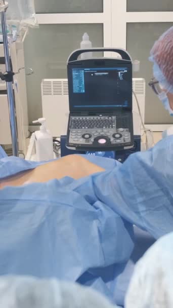 Під Наглядом Кваліфікованих Хірургів Літня Жінка Операційному Столі Проводиться Комплексна — стокове відео