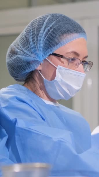 Cerrahlar Yaşlı Bir Kadına Karmaşık Bir Ameliyat Yapıyorlar Anestezi Altında — Stok video