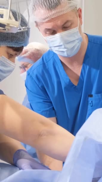 Equipo Quirúrgico Experto Centra Realización Cirugía Vena Varicosa Para Tratar — Vídeo de stock