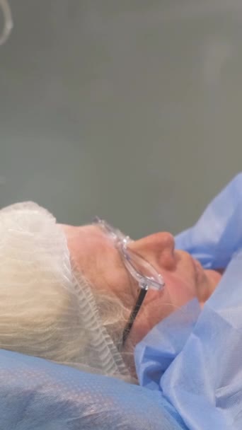 Хирурги Делают Сложную Операцию Пожилой Женщине Пациент Операционном Столе Наркозом — стоковое видео