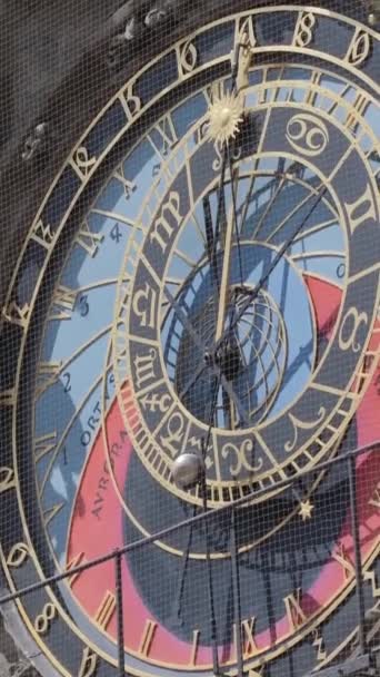 布拉格天文馆 Prague Astronomical Chimes 是中世纪的科学纪念碑 位于捷克共和国首都 在欧洲旅行 垂直录像 — 图库视频影像