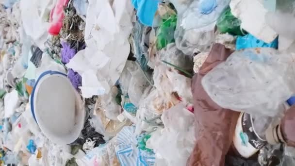 Pláž Posetá Prázdnými Špinavými Plastovými Lahvemi Různými Chemickými Odpady Které — Stock video