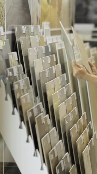 Pewna Siebie Kobieta Chce Kupić Płytki Ścienne Łazienki Dziale Materiałami — Wideo stockowe