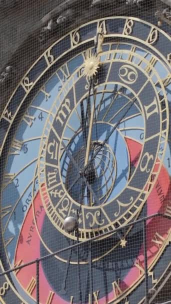 在普拉各斯老城广场大厅大楼的天文时钟的特写 没有人 城市的历史部分 垂直录像 — 图库视频影像