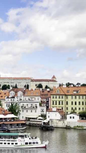 チェコのプラハにあるオールドタウン建築の景観は ヴルタヴァ川を横断しています このビデオは プラハの歴史的な旧市街の本質を完璧に伝えています バーティカルビデオ — ストック動画