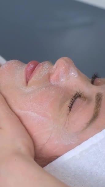 Mulher Relaxada Deitada Sofá Salão Beleza Luxo Durante Uma Massagem — Vídeo de Stock