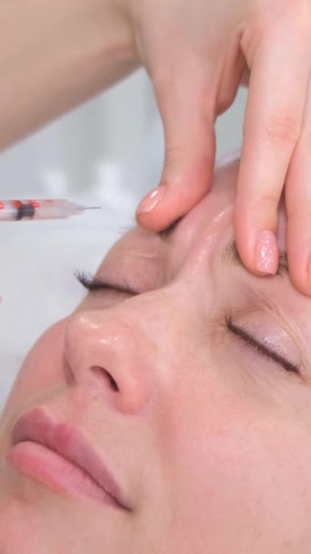 Injektion Das Gesicht Einer Schönen Frau Zur Hautverjüngung Facelifting Moderne — Stockvideo