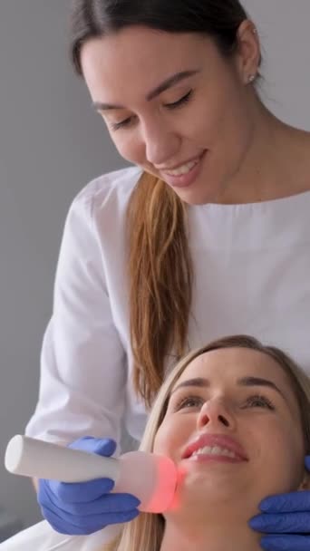 Jeune Client Salon Beauté Subit Une Procédure Soin Visage Relaxant — Video