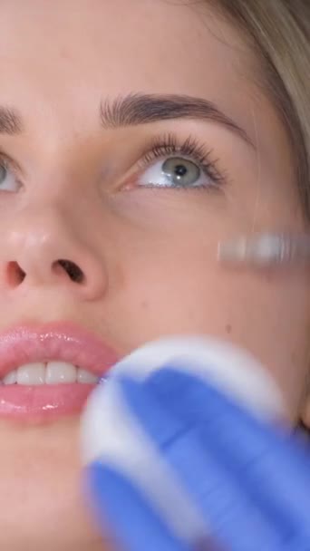 Una Esteticista Inyecta Botox Cara Una Mujer Para Reducir Las — Vídeos de Stock