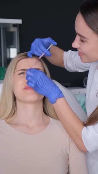 Vídeo Vertical Procedimento Cosmético Botox Para Uma Jovem Mulher Cuidados — Vídeo de Stock
