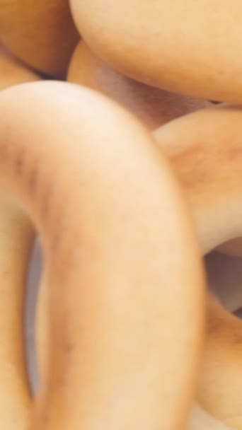 清洗和旋转新鲜烘烤的面包圈 美味的食物 垂直录像 — 图库视频影像