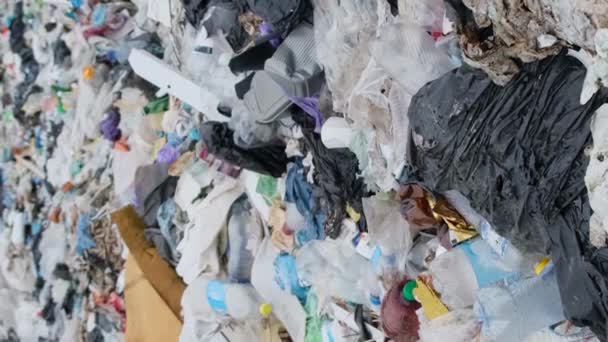 含有大量塑料废物的塑料垃圾堆 生态灾难 自然界中的有毒废物 保护自然 垂直录像 — 图库视频影像