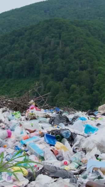 Skládka Uprostřed Krásných Hor Lesů Skládka Plastového Odpadu Ekologická Katastrofa — Stock video