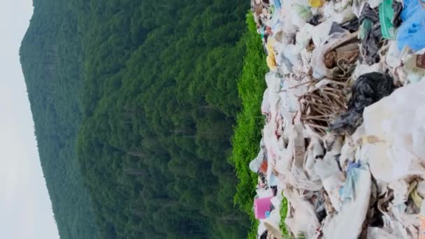 Plastik Atık Çöp Platformu Çöp Dağlarıyla Kirlenmiş Dağ Bölgesi Çevre — Stok video