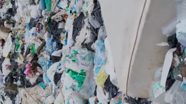 Ett Berg Plastskräp Problemet Med Miljöförstöring Med Sopor Giftigt Plastavfall — Stockvideo
