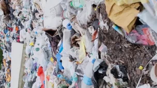 Ekologická Katastrofa Všudypřítomná Hromada Odpadků Plastových Odpadů Roztroušených Podél Pobřeží — Stock video