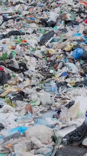 Góra Duża Kupa Śmieci Zanieczyszczenia Kupa Smrodu Toksycznych Pozostałości Problem — Wideo stockowe