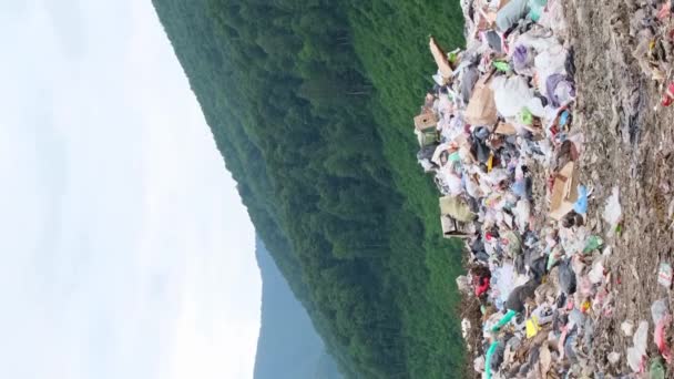 Güzel Yeşil Dağların Ortasında Bir Çöp Sahası Plastik Atıkları Ortadan — Stok video