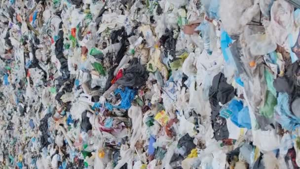 森林中央有很多塑料垃圾 无人机在垃圾和塑料瓶废物上空低飞 生态问题The Problem Ecology 垂直录像 — 图库视频影像