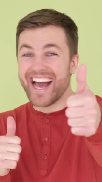 Νεαρός Χαμογελαστός Χαρούμενος Άνδρας Δείχνει Τους Αντίχειρες Επάνω Χειρονομία Απομονωμένη — Αρχείο Βίντεο