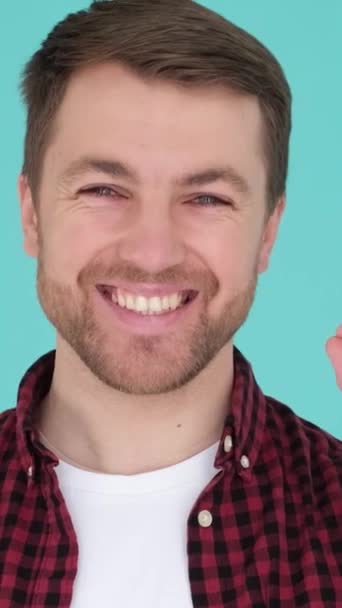 Jong Lachend Gelukkig Bebaarde Aantrekkelijke Knappe Positieve Man Tonen Gebaar — Stockvideo