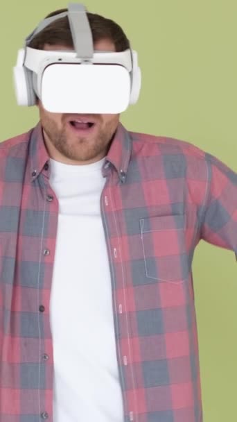 Homem Engraçado Dança Usando Vidro Realidade Virtual Fundo Estúdio Usando — Vídeo de Stock