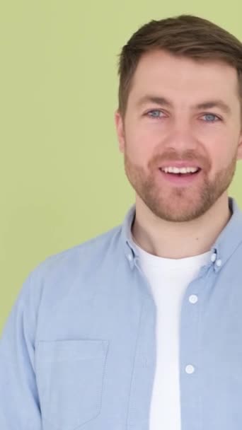 Jonge Vrolijke Tevreden Vrolijk Lachende Blanke Man Die Naar Camera — Stockvideo