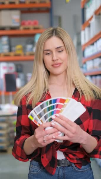 Pionowe Wideo Piękna Uśmiechnięta Blond Konsultantka Trzymająca Paletę Kolorów Supermarkecie — Wideo stockowe