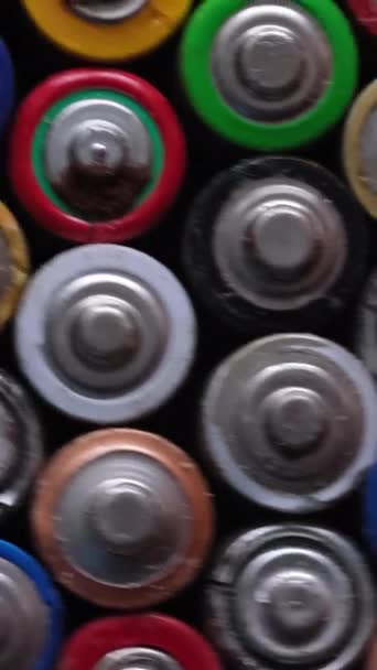 Muitas Baterias Usadas Diferentes Fabricantes Pilhas Velhas Para Reciclagem Vídeo — Vídeo de Stock