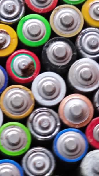 Närbild Använda Batterier Finger Batterier Roterar Cirkel Batteriers Skadliga Effekter — Stockvideo
