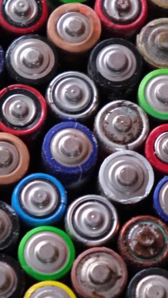 Yapımı Alkali Piller Kullanıldı Kullanılan Farklı Bataryaların Arka Planında Üst — Stok video