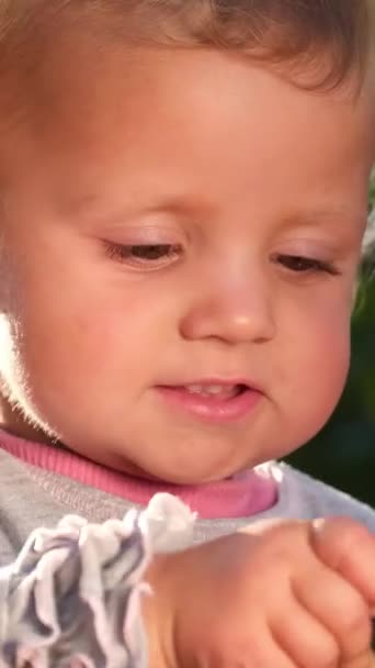 Malé Krásné Dítě Sedí Zelené Trávě Drží Smartphone Děti Venku — Stock video