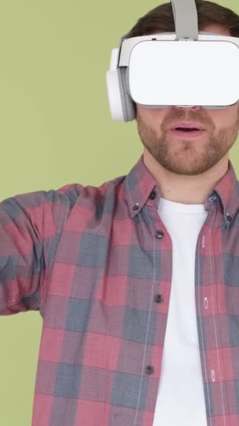 Student Macht Gesten Und Teilt Virtual Reality Brillen Moderne Technik — Stockvideo