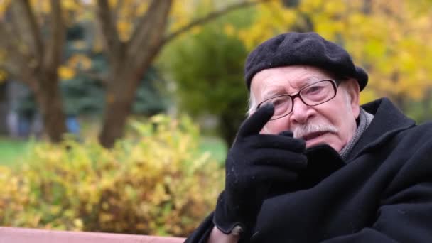Обличчя Старшого Професора Тлі Осіннього Парку Він Робить Знаку Рук — стокове відео