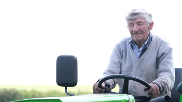 Старший Старий Керує Невеликим Трактором Полі Агроіндустрія Агробізнес Сільське Господарство — стокове відео