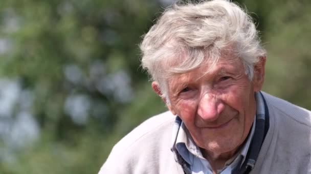一个白发苍苍的祖父的画像 看着摄像机 把目光移开 可怜的老人90岁了 — 图库视频影像