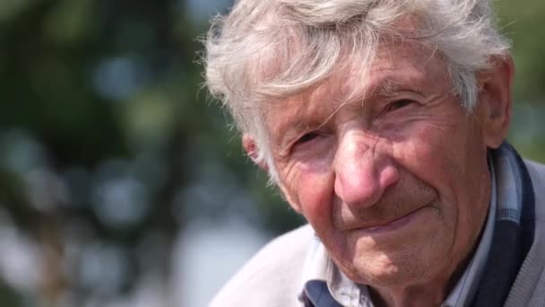 一位90岁的乌克兰老爷爷看着摄像机 他遭受了俄罗斯对乌克兰的战争 战争给老年人造成的痛苦 — 图库视频影像